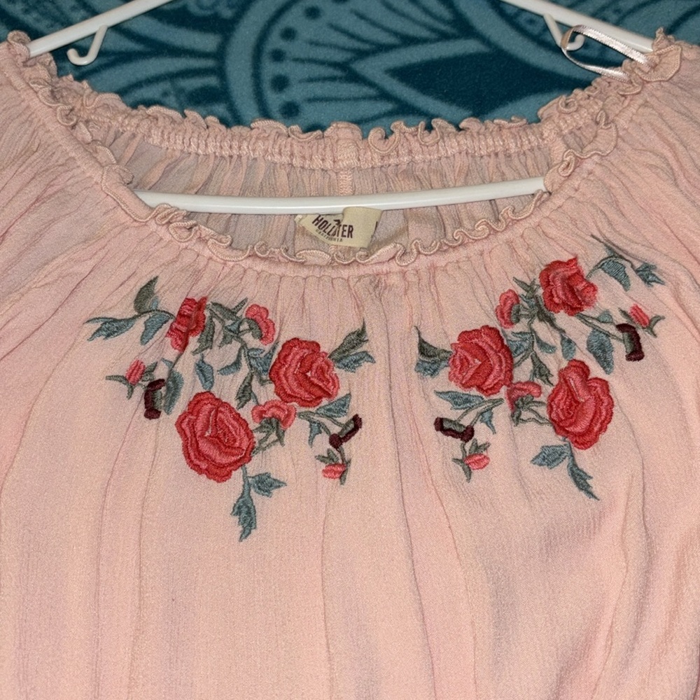 Hollister blouse pink with floral design 😍✨